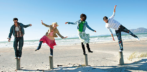 kids balancing - Copyright – Stock Photo / Register Mark