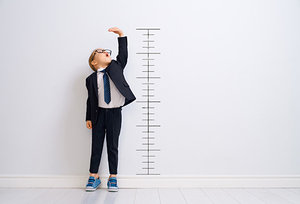 Children of various ages standing in line. - Copyright – Stock Photo / Register Mark