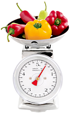 Food scale filled with vegetalbles. - Copyright – Stock Photo / Register Mark